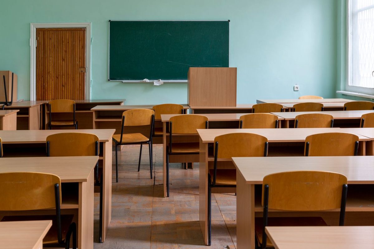 学校教室门怎么选？安全耐用静音五项硬标准